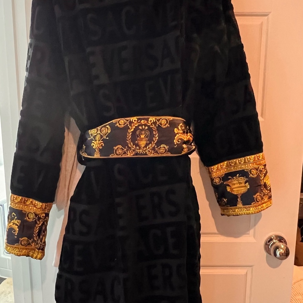Elegant Black Robe with Gold Accents - Picture 8 of 8